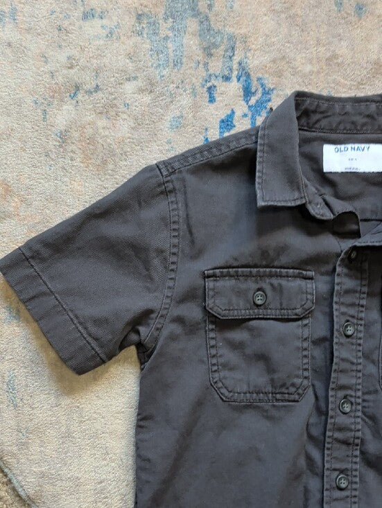 Old Navy Kids Short-Sleeve Button-Down Shirt in Charcoal Gray Boys Small (6-7)