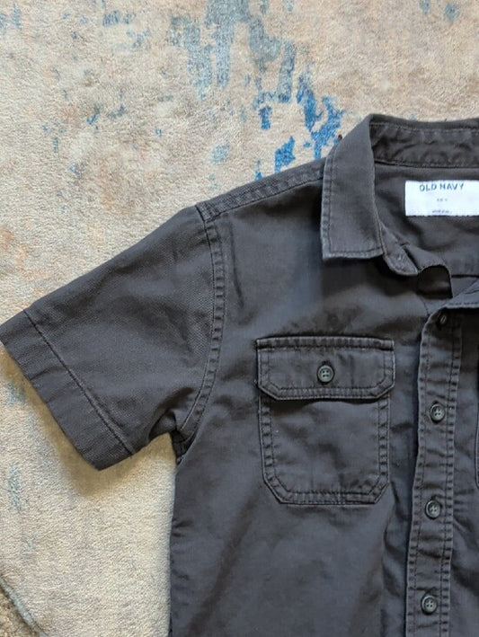 Old Navy Kids Short-Sleeve Button-Down Shirt in Charcoal Gray Boys Small (6-7)