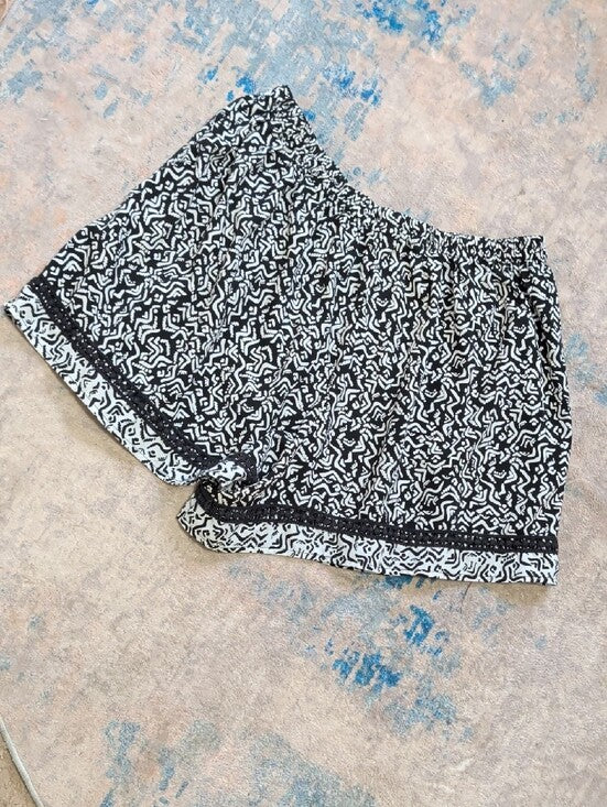 Xhilaration Black & White Printed Elastic Waist Shorties Women's XL