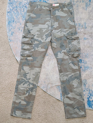 Wrangler Camouflage Cargo Jeans - Green/Tan - Men's Medium (32x32)