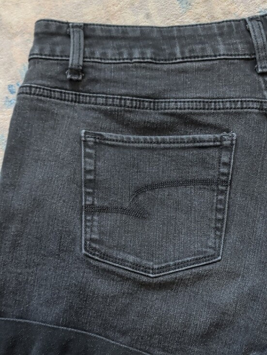 Time and Tru Black Mid-rise Rise Cuffed Jean Shorts Women's 12 US