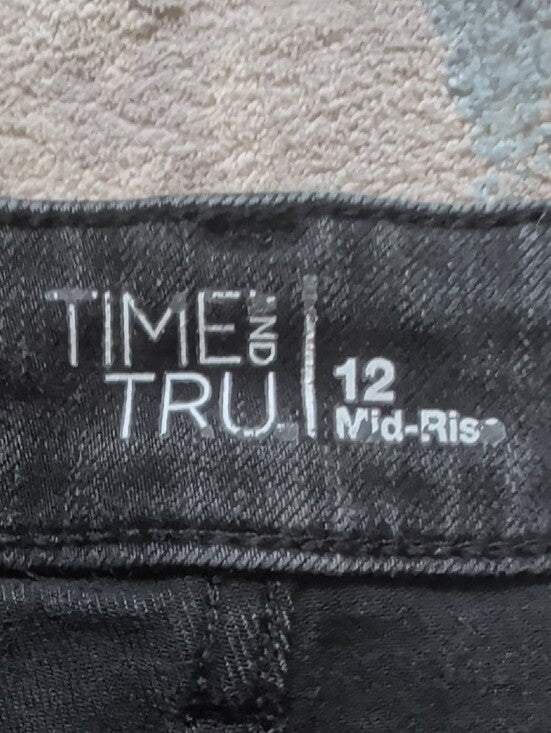 Time and Tru Black Mid-rise Rise Cuffed Jean Shorts Women's 12 US