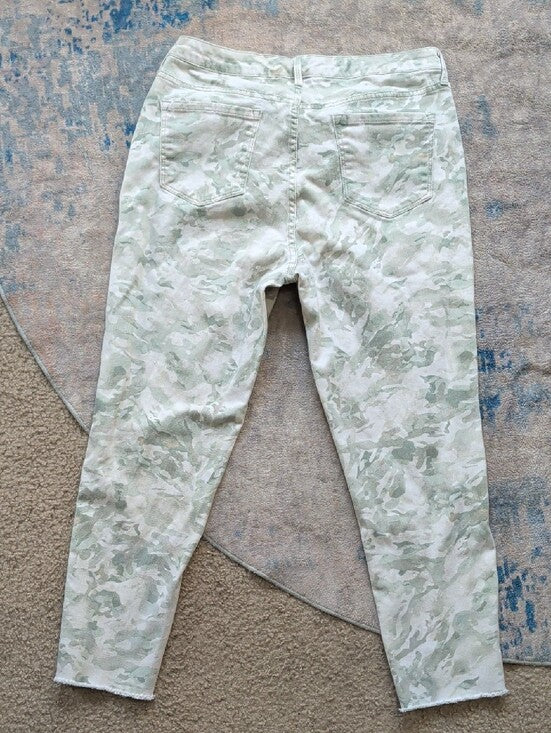 Nine West Pale Green Camo Stretch Ankle Jeans Women's Large (12) US