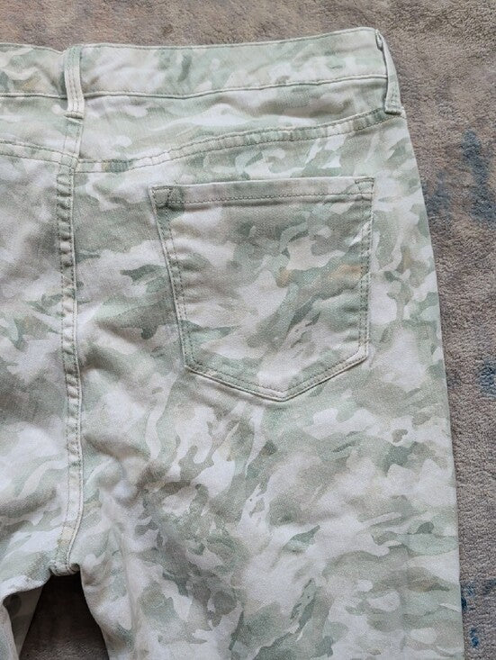 Nine West Pale Green Camo Stretch Ankle Jeans Women's Large (12) US