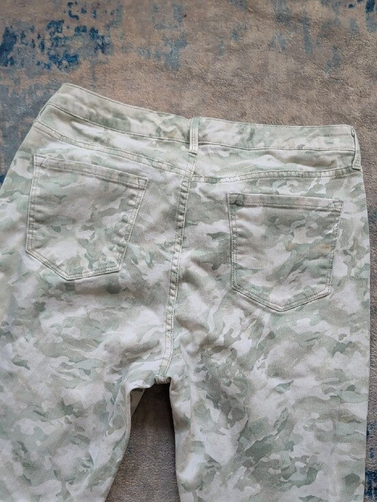 Nine West Pale Green Camo Stretch Ankle Jeans Women's Large (12) US