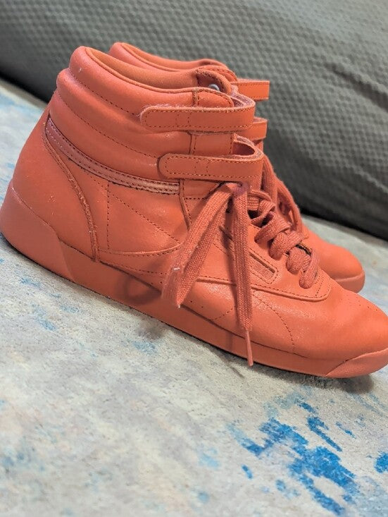 Classic Reedbok High-Top Coral Sneakers with Double-Strap Support Men's 7/ Women 8.5