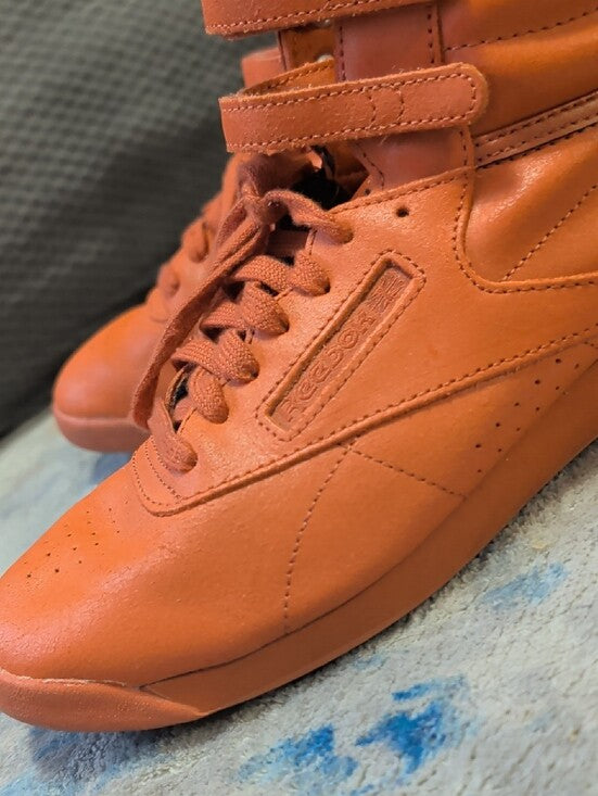 Classic Reedbok High-Top Coral Sneakers with Double-Strap Support Men's 7/ Women 8.5
