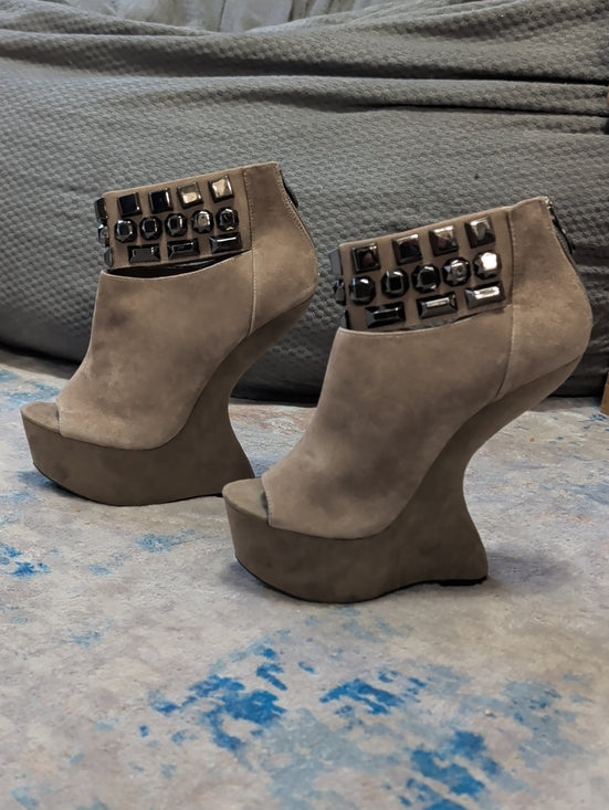 NWOT Chinese Laundry Suede Peep-Toe Taupe Platform Wedge Booties w/ Studded Cuff 8 US