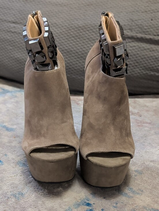 NWOT Chinese Laundry Suede Peep-Toe Taupe Platform Wedge Booties w/ Studded Cuff 8 US