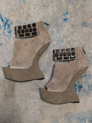 NWOT Chinese Laundry Suede Peep-Toe Taupe Platform Wedge Booties w/ Studded Cuff 8 US