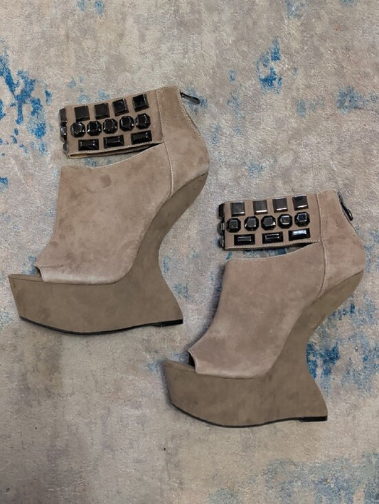 NWOT Chinese Laundry Suede Peep-Toe Taupe Platform Wedge Booties w/ Studded Cuff 8 US