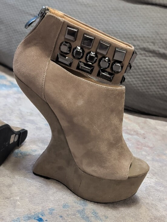 NWOT Chinese Laundry Suede Peep-Toe Taupe Platform Wedge Booties w/ Studded Cuff 8 US