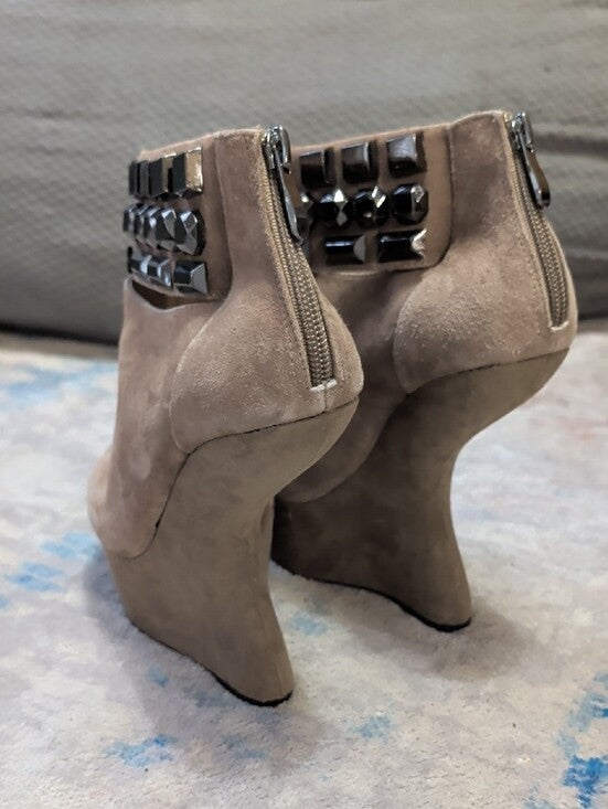 NWOT Chinese Laundry Suede Peep-Toe Taupe Platform Wedge Booties w/ Studded Cuff 8 US