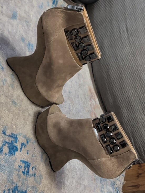 NWOT Chinese Laundry Suede Peep-Toe Taupe Platform Wedge Booties w/ Studded Cuff 8 US