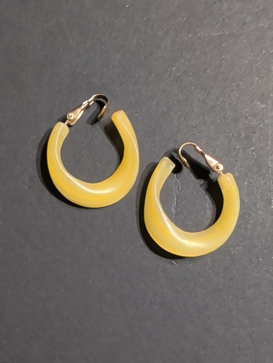 Retro Yellow 1'' Clip-On Hoop Resin Earrings - Women's Costume Jewelry