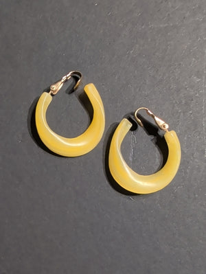 Retro Yellow 1'' Clip-On Hoop Resin Earrings - Women's Costume Jewelry