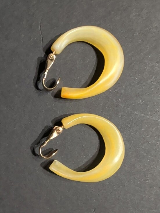 Retro Yellow 1'' Clip-On Hoop Resin Earrings - Women's Costume Jewelry