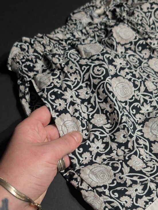Universal Thread Black and White Floral-Print Casual Shorts Women's Large