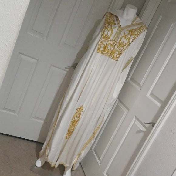 Elegant Khayali White and Gold Embroidered Kaftan from Saudi Arabia