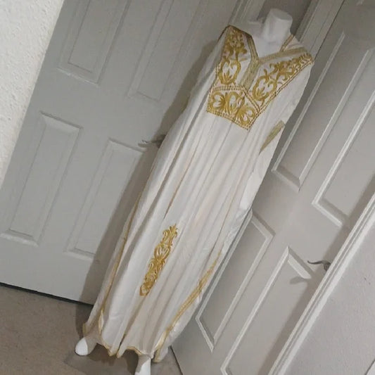 Elegant Khayali White and Gold Embroidered Kaftan from Saudi Arabia
