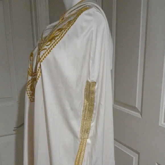 Elegant Khayali White and Gold Embroidered Kaftan from Saudi Arabia