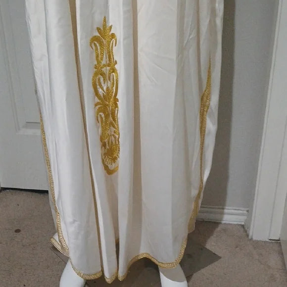 Elegant Khayali White and Gold Embroidered Kaftan from Saudi Arabia